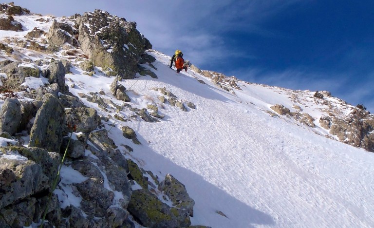 El tramo mas exigente bien asegurado por cintas en bloques y friends