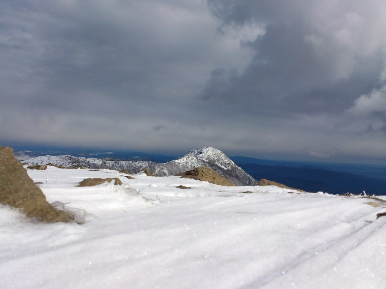 Les Agudes y el cielo amenazador hacia el norte